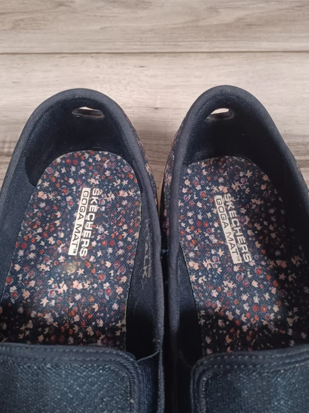 Skechers GO WALK Goga Mat Women's Size 8.5 Hands Free Slip-ins Floral Navy